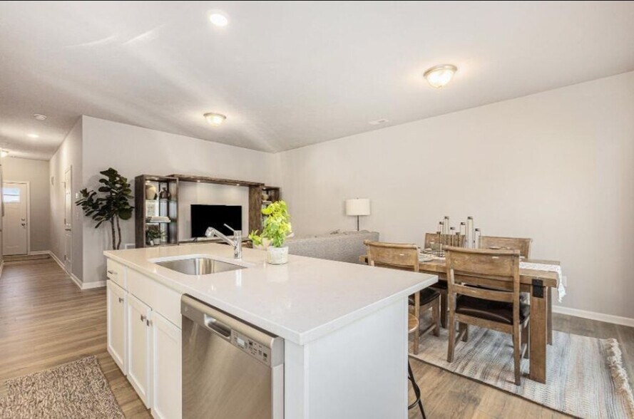 Building Photo - 4633 Glen Haven Dr