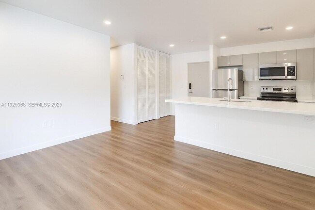 Building Photo - 1950 Fletcher St