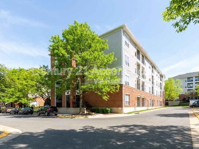 Building Photo - 4862 Eisenhower Ave
