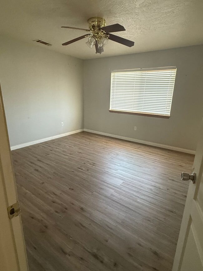 Building Photo - MOVE-IN -READY