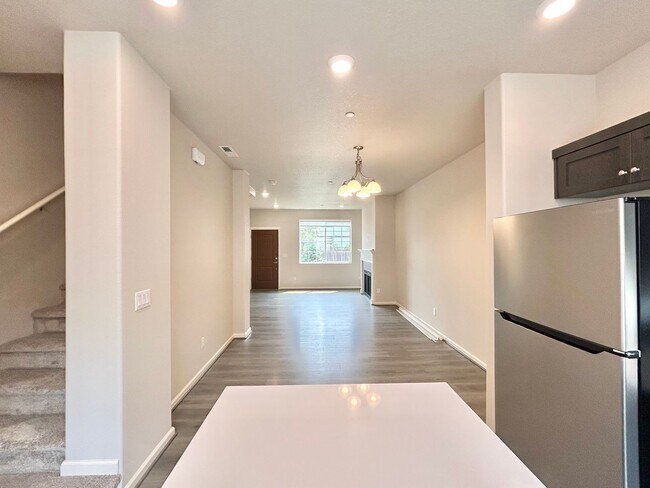 Building Photo - Stunning 2 Bed, 2.5 Bath Craftsman Townhome with Community Amenities!