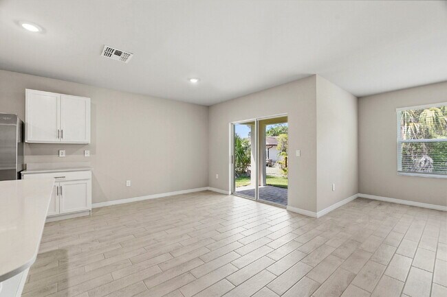 Building Photo - Spacious 4-Bedroom Retreat with 2 Full Baths in Punta Gorda – Your Dream Home Awaits!