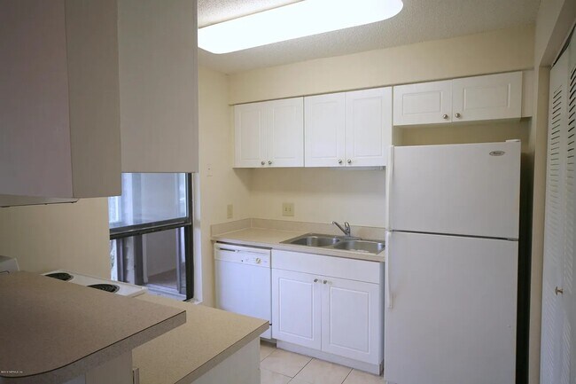Building Photo - 10200 Belle Rive Blvd