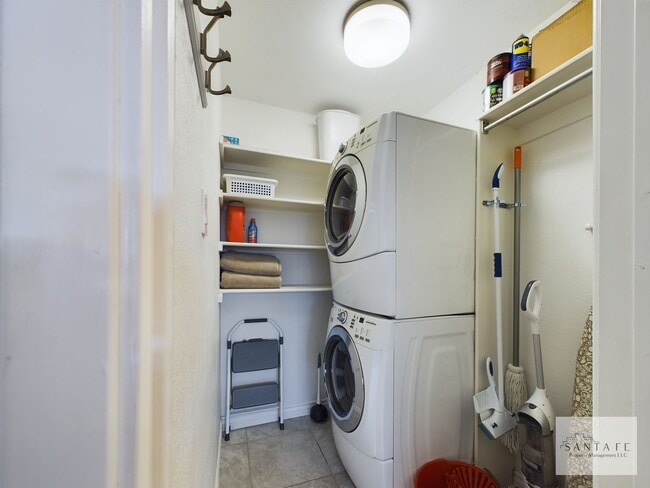 Building Photo - Gorgeous Ground Level Condo at Los Arroyos across from Hospital