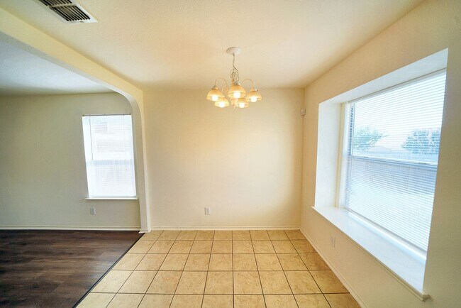 Building Photo - Lovely Home in Gated Universal City Neighb...