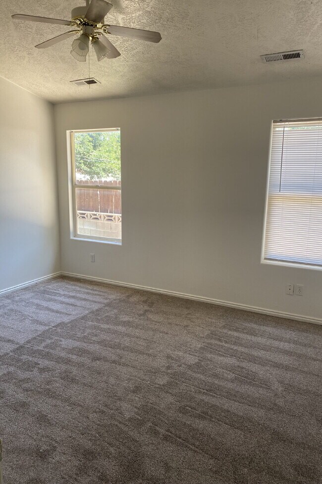 Building Photo - "Spacious 3-Bed Townhouse in Saint George – Modern Comforts & 2 Full Baths, Ready to Rent!"
