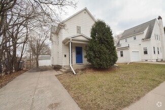 Building Photo - 4 Bed 1.5 Bath Downtown Gem Available For ...