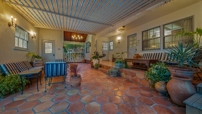 Building Photo - Burbank Wonder Years house