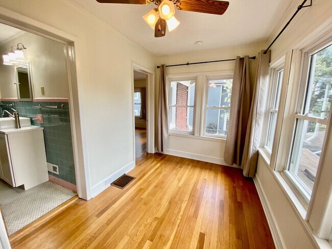 Building Photo - North Asheville - Renovated 1020's Charmer!