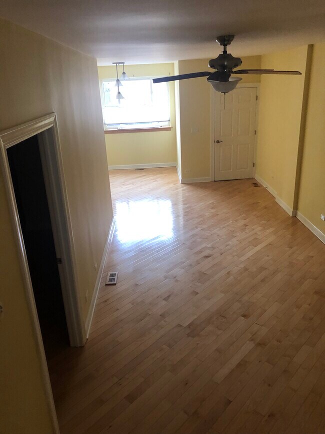 Living room - 2439 W Augusta Blvd