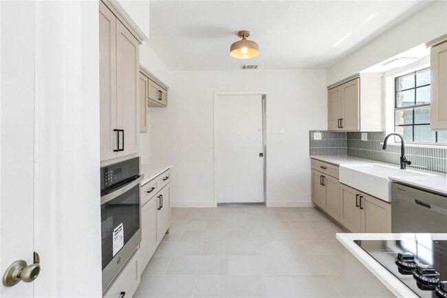 Building Photo - 209 Pope Bend S
