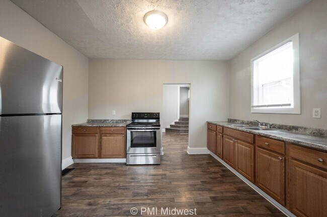 Building Photo - Charming 2-Bedroom Duplex in Indianapolis ...