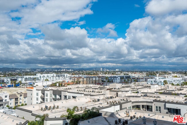 Building Photo - 13700 Marina Pointe Dr