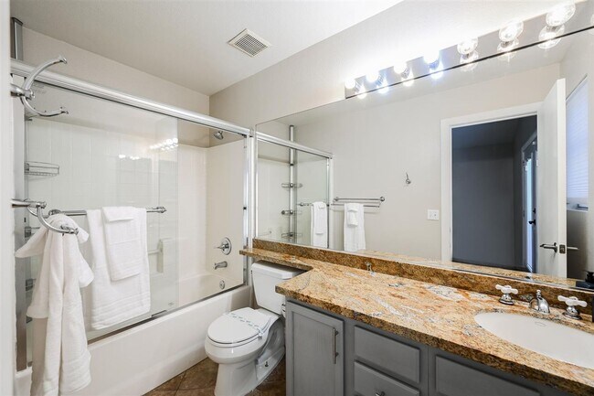 Building Photo - Fully Furnished - Turn Key - Short Term 31days+ - Sleeps up to 7