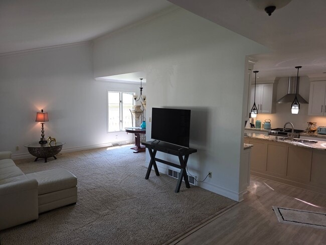 Building Photo - Updated 3 bedroom 2 bathroom Oak Creek ranch