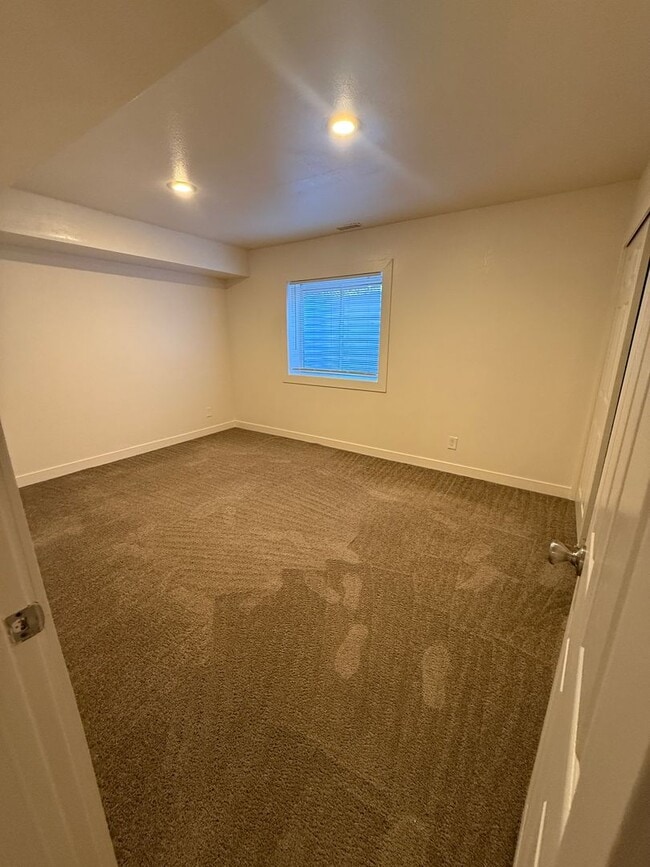 Building Photo - 938 E 1420 N