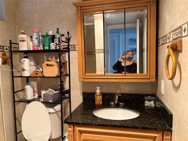 Building Photo - 2920 Point E Dr