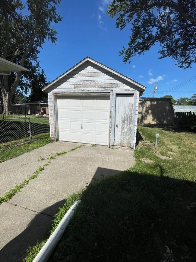 Building Photo - Spacious 2 Bedroom, 2 Bath Home with Bonus Space and a Single Car Garage