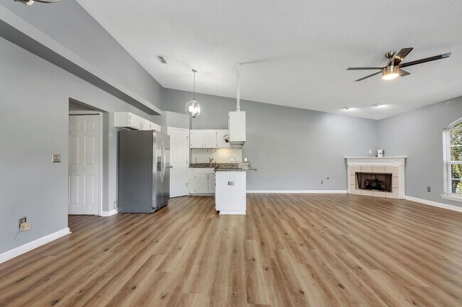 Building Photo - NE Tallahassee Townhome with Community Pool