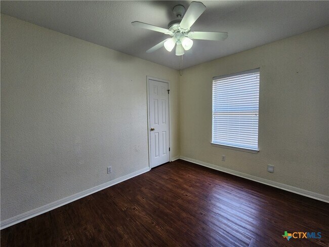 Building Photo - 249 Glenbrook Dr