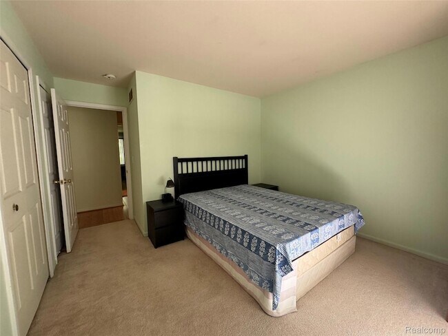 Building Photo - 40342 Riverbend Dr