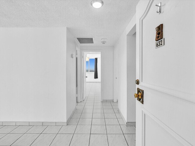Building Photo - 500 Bayview Dr