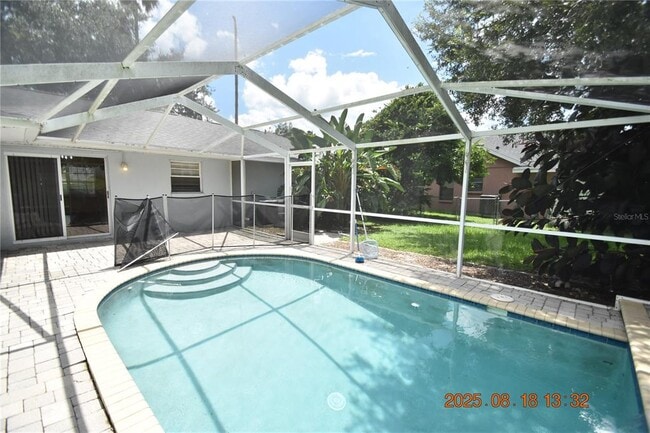 Building Photo - 38927 Carr Dr