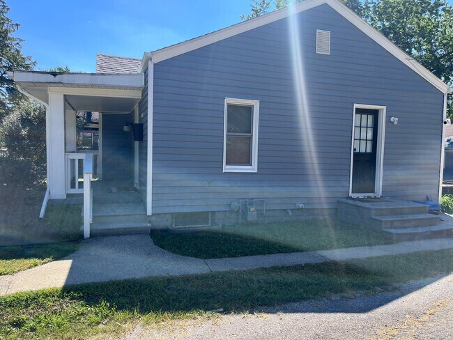 Building Photo - 1316 N Riley Ave