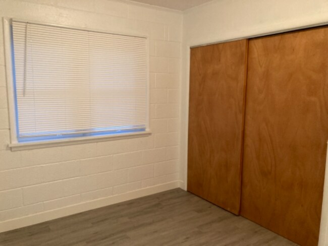 Building Photo - 711 Summit St