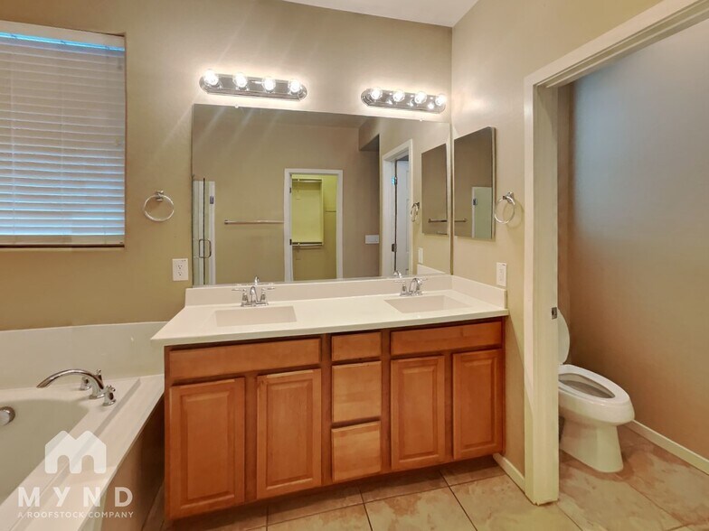 Building Photo - 2816 E Russell St