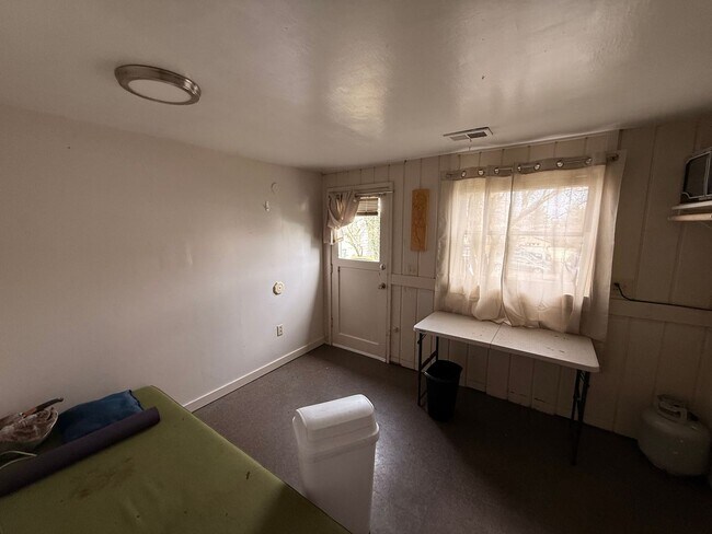 Building Photo - Spacious 5+bd/2.75 bath home on WWU bus route