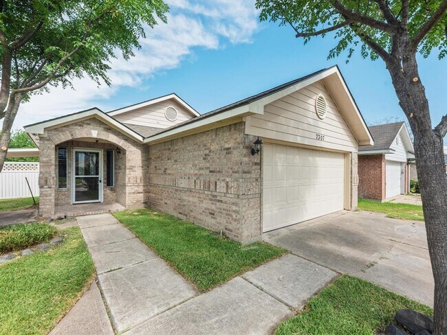 Primary Photo - 7307 Village Lake Dr