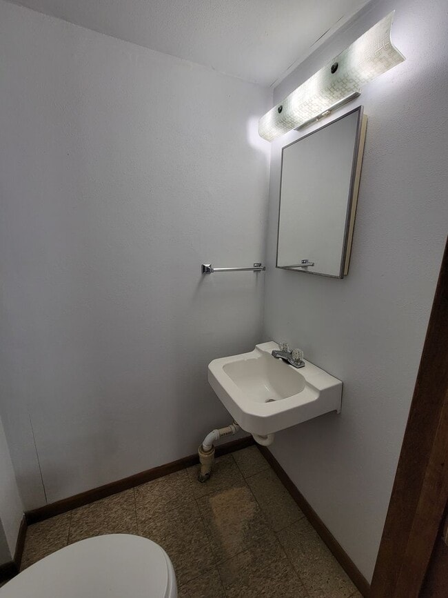 Building Photo - 3 Bedroom House with Large Garage