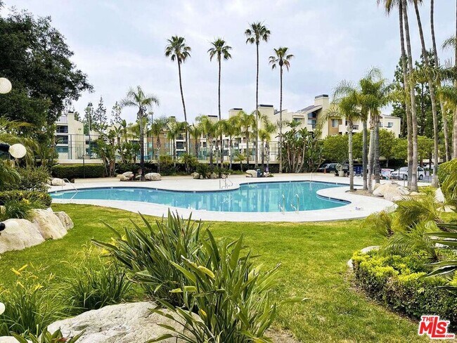 Building Photo - 5535 Canoga Ave