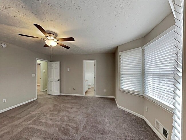 Building Photo - 383 Robin Hood Dr