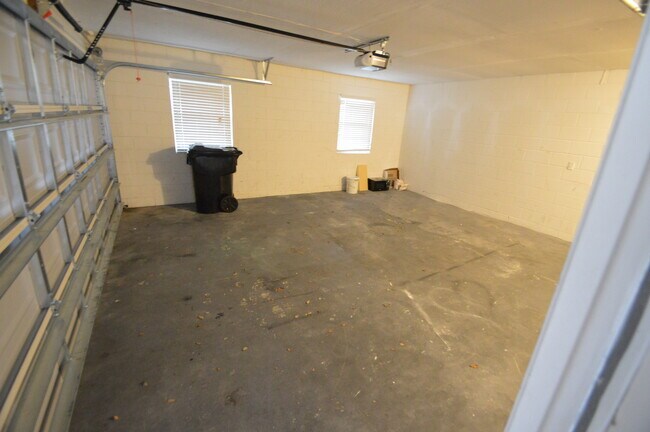 Building Photo - APOPKA: Seminole County Schools! AVAILABLE JULY 16th!