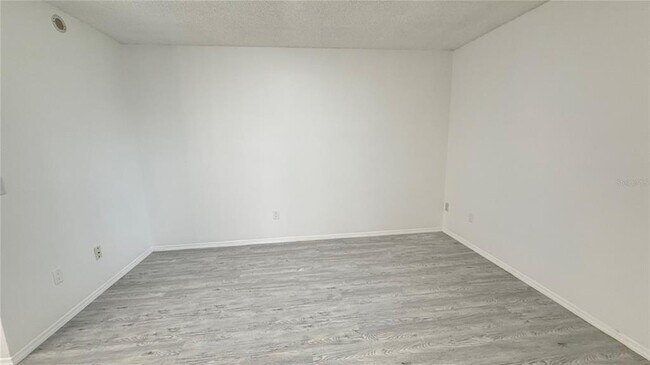 Building Photo - 72 Lakepointe Cir