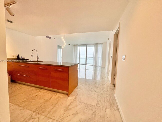 Building Photo - 475 Brickell Ave