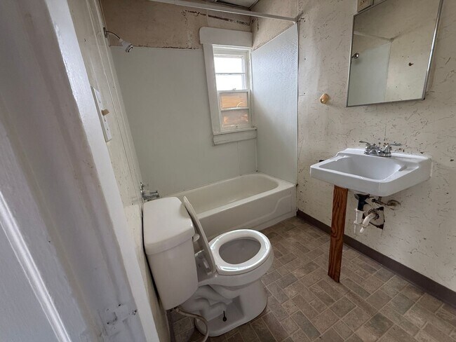 Building Photo - 1 bedroom, 1 bathroom Apartment! AUGUST 2026!