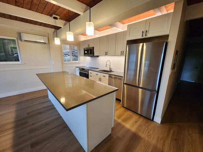 Building Photo - Beautifully Remodeled 2 bed 1 bath unit in...