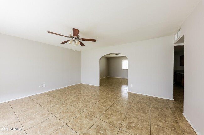 Building Photo - 3807 W Solar Dr