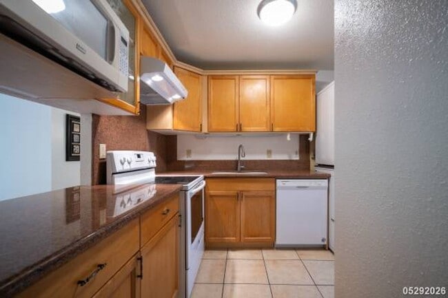 Building Photo - $2,550 / 2br - 793ft2 - Maintained and Freshly Painted 2BR/1BA/2PKG unit in Waikalani Woodland (M...