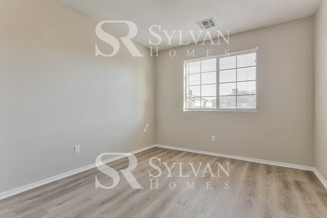 Building Photo - Comfortable living in this 4BR 3BA