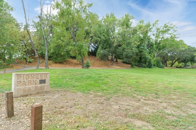 Building Photo - 996 Simmons Ln