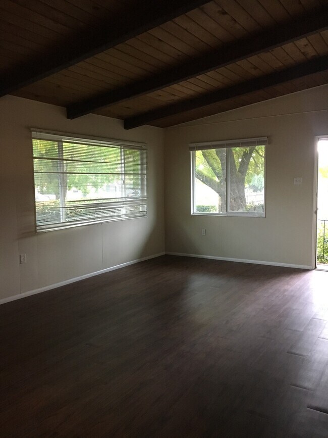 Building Photo - Quaint, single level duplex with one car garage