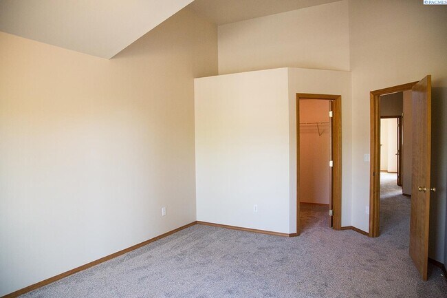 Building Photo - 3 Bed/2.5 Bath Richland Townhome!