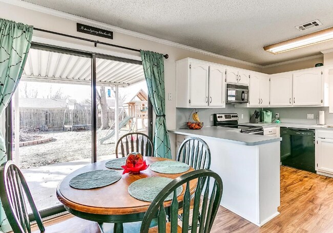Building Photo - Charming 3-Bed, 2-Bath Home in Prime Broke...