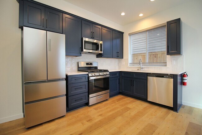 Building Photo - 5725 S Kelly Ave