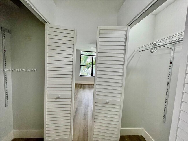 Building Photo - 3680 Inverrary Dr