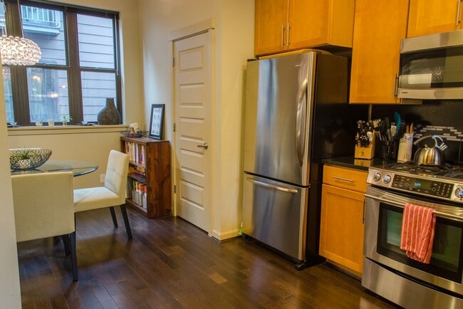 Building Photo - 2Bd/1.5Ba Seattle Townhouse